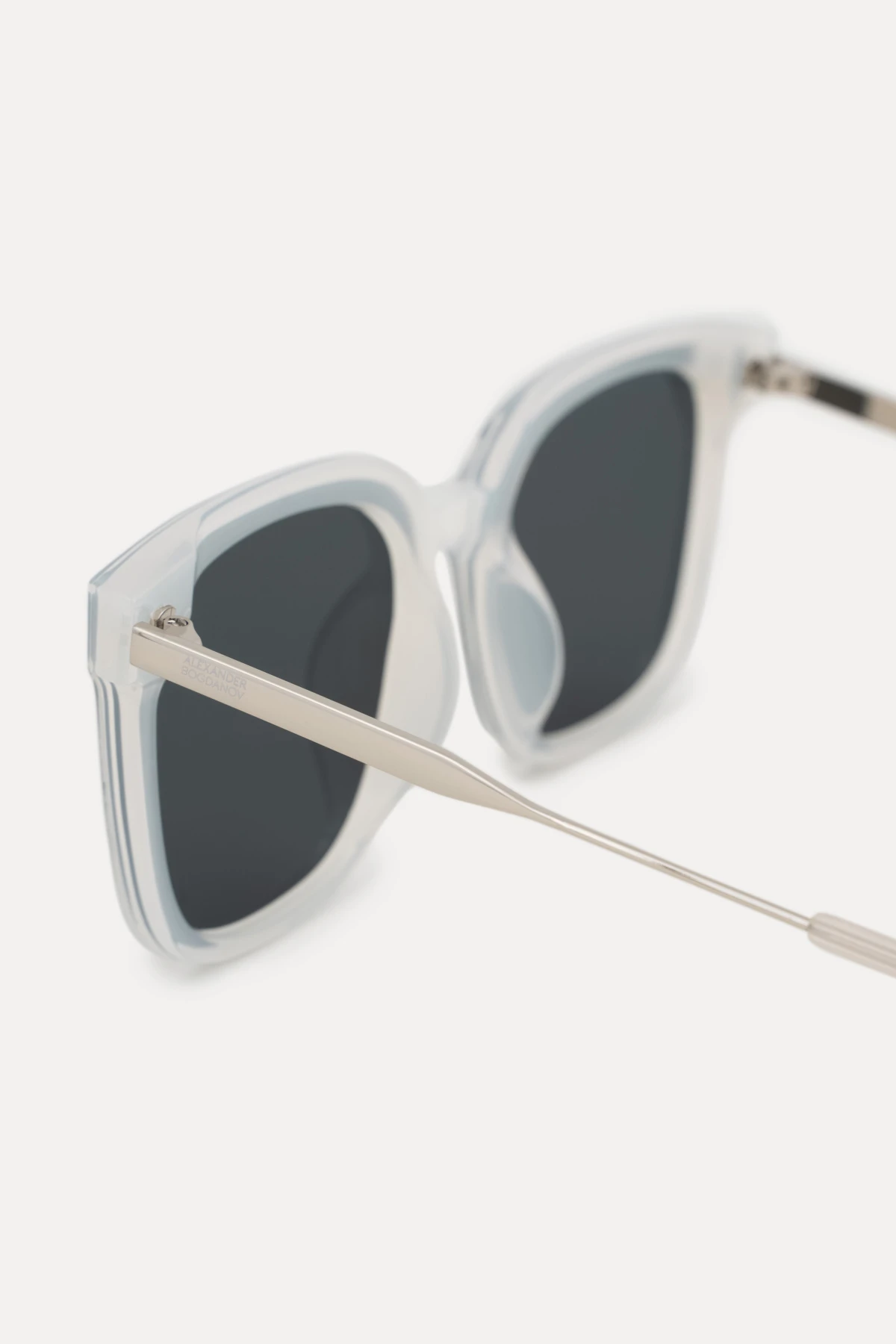 Очки белые с футляром 2