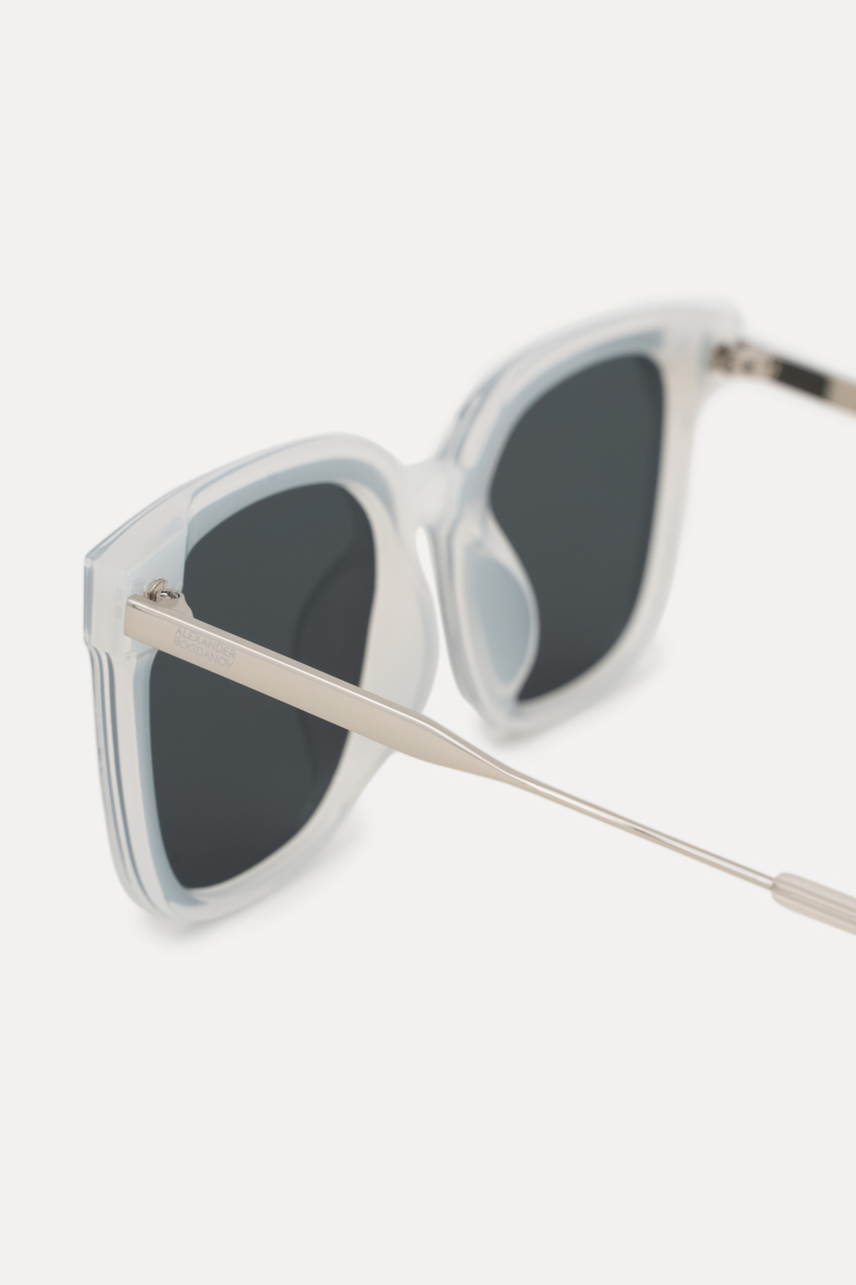 Очки белые с футляром 2